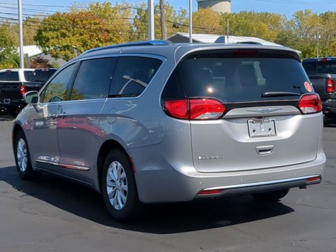 Used 2018 Chrysler Pacifica Touring-L Plus image 4