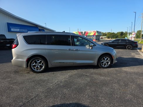 Used 2018 Chrysler Pacifica Limited image 6