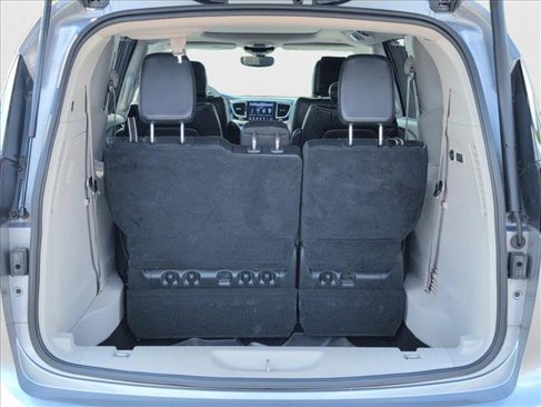 Used 2018 Chrysler Pacifica Limited image 6