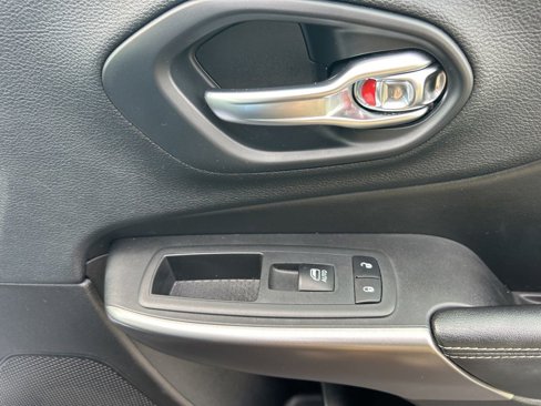 Used 2019 Jeep Cherokee Limited image 37