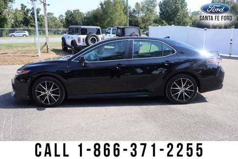 Used 2024 Toyota Camry SE image 3
