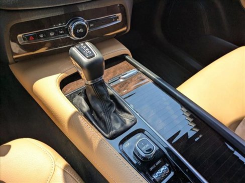 Used 2017 Volvo XC90 T5 Momentum w/ Momentum Plus Package image 11