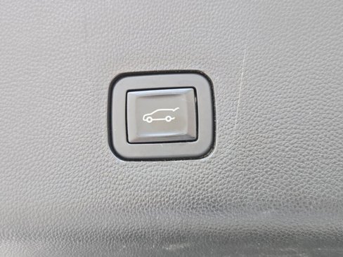 Used 2018 Chevrolet Traverse LT image 18