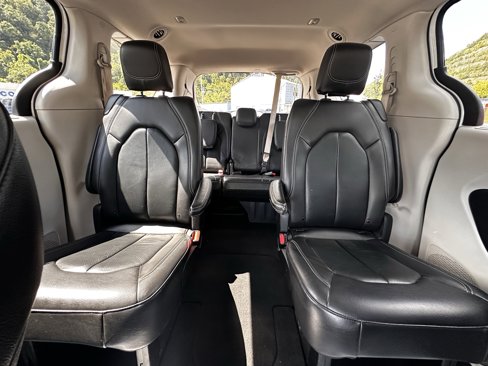 Used 2022 Chrysler Pacifica Touring-L image 19