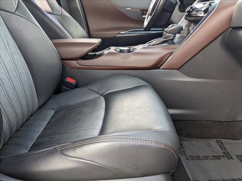 Used 2021 Toyota Venza XLE w/ Carpet Mat Package (TMS) image 18