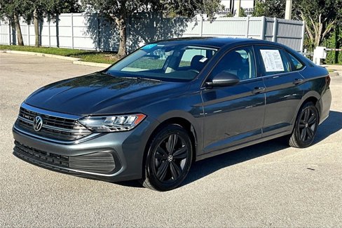 Certified 2022 Volkswagen Jetta SE w/ Panoramic Sunroof Package image 9