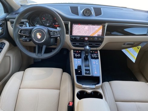 Certified 2025 Porsche Macan image 11