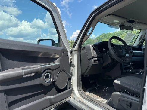 Used 2010 Jeep Commander Sport image 12