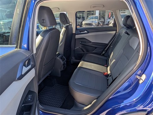 Certified 2024 Volkswagen Taos SE image 9