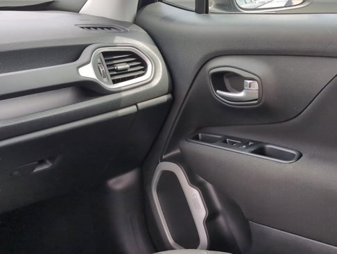 Used 2021 Jeep Renegade Latitude w/ Luxury Group I image 19
