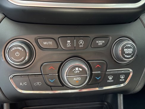 Used 2021 Jeep Cherokee Latitude Lux w/ Comfort/Convenience Group image 10
