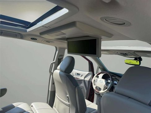 Used 2011 Toyota Sienna Limited image 21