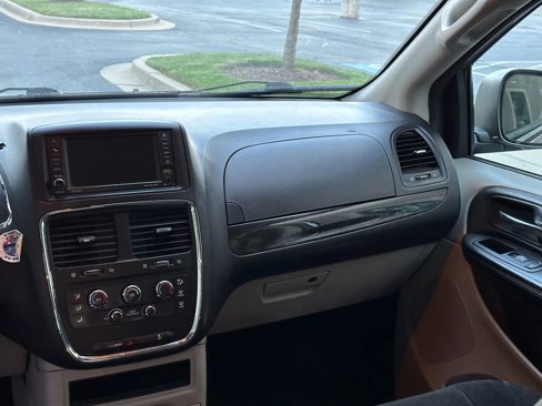 Used 2018 Dodge Grand Caravan SE image 26
