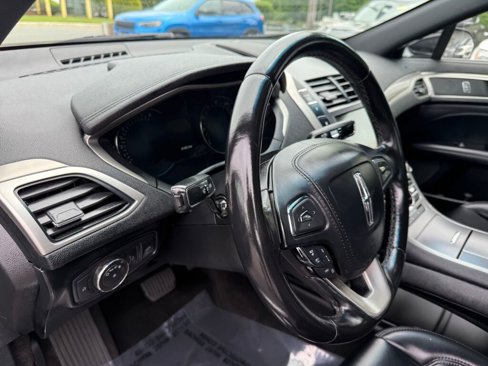 Used 2020 Lincoln MKZ image 12