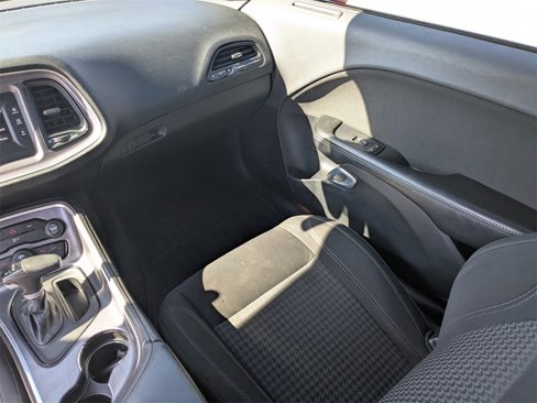 Used 2016 Dodge Challenger SXT image 15