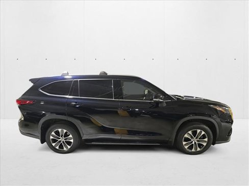 Used 2022 Toyota Highlander XLE image 4