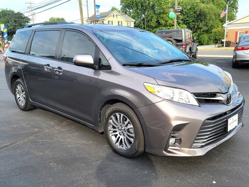 Used 2018 Toyota Sienna XLE image 3