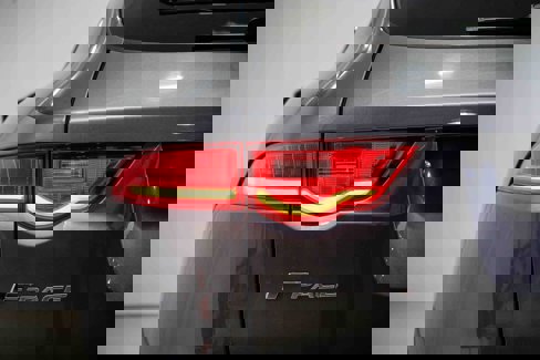 Used 2018 Jaguar F-PACE Prestige image 9