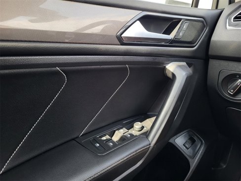 Used 2022 Volkswagen Tiguan SE w/ Panoramic Sunroof Package image 24