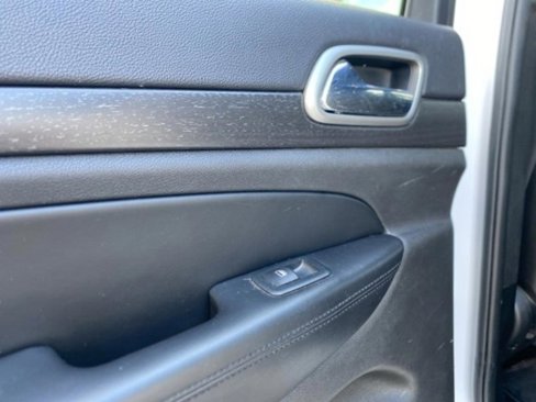 Used 2018 Jeep Grand Cherokee Laredo image 28