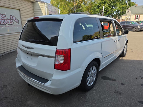 Used 2016 Chrysler Town & Country Touring w/ Driver Convenience Group image 10