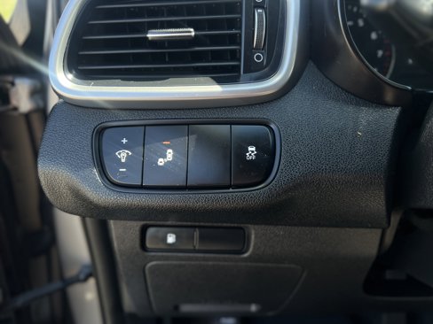 Used 2019 Kia Sorento LX w/ LX Convenience Package image 12