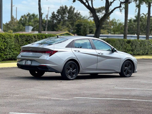 Used 2022 Hyundai Elantra SEL image 5