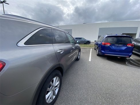 Used 2017 Kia Sorento LX image 10