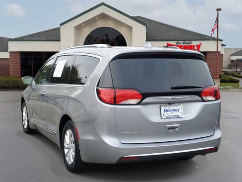 Used 2019 Chrysler Pacifica Touring-L image 3