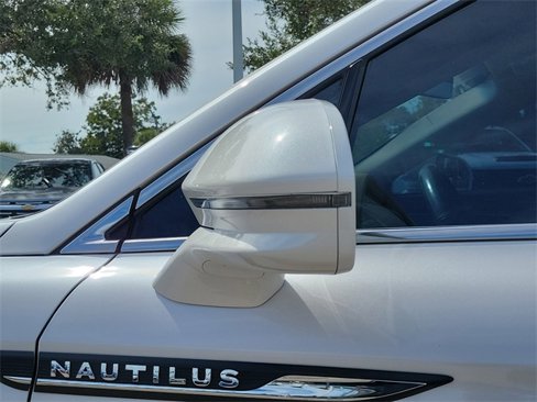 Used 2019 Lincoln Nautilus Select image 11