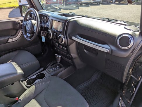 Used 2015 Jeep Wrangler Unlimited Rubicon w/ Connectivity Group image 32
