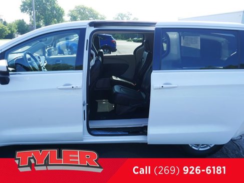 Used 2023 Chrysler Pacifica Touring-L image 21