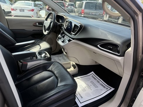 Used 2017 Chrysler Pacifica Touring-L w/ Tire & Wheel Group image 50