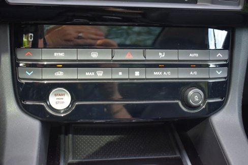 Used 2018 Jaguar F-PACE Premium image 23