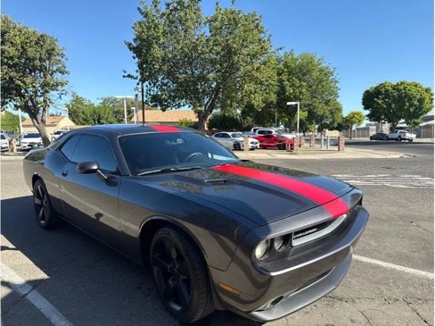 Used 2014 Dodge Challenger SXT image 1