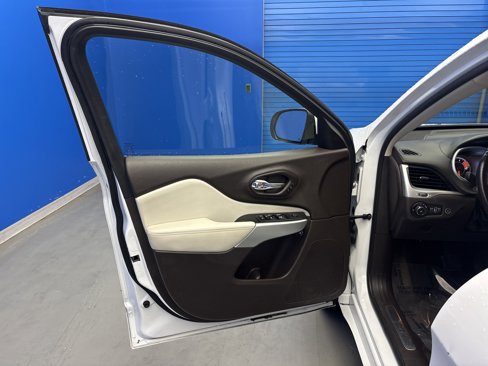 Used 2018 Jeep Cherokee Overland w/ Technology Group image 9