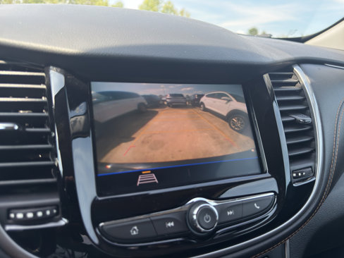 Used 2022 Chevrolet Trax LT w/ Midnight Edition image 11