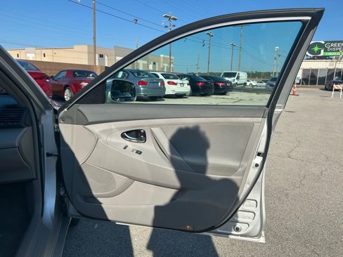 Used 2011 Toyota Camry XLE image 12