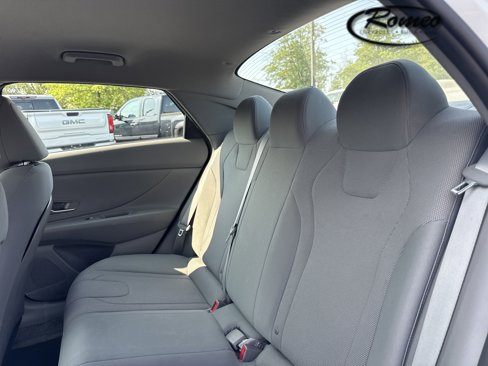 Used 2021 Hyundai Elantra SE image 29