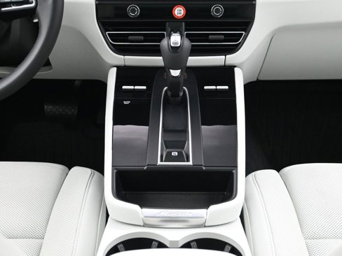 Certified 2025 Porsche Macan image 10