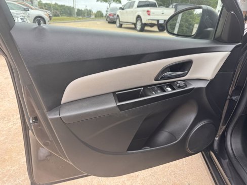 Used 2014 Chevrolet Cruze LS image 9