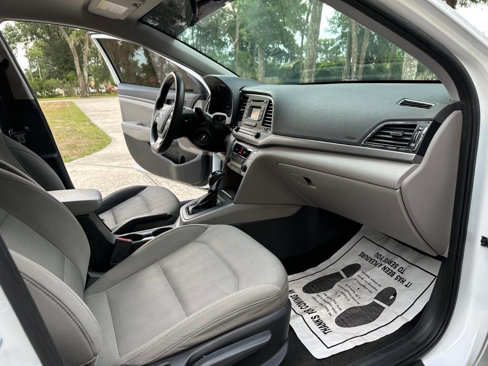 Used 2017 Hyundai Elantra SE image 12