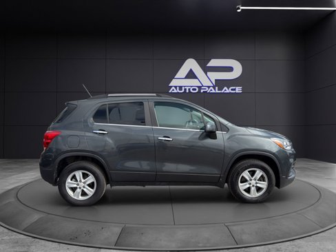Used 2018 Chevrolet Trax LT w/ LT Convenience Package image 8