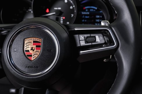 Certified 2025 Porsche Macan image 19