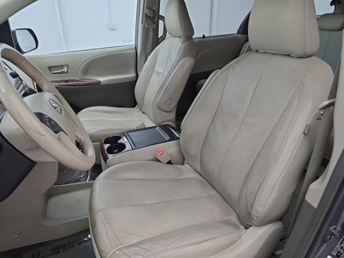 Used 2014 Toyota Sienna XLE image 16