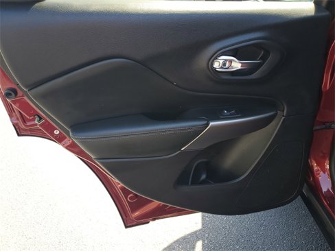 Used 2019 Jeep Cherokee Latitude w/ Cold Weather Group image 14