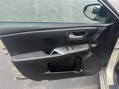Used 2015 Toyota Camry LE image 6