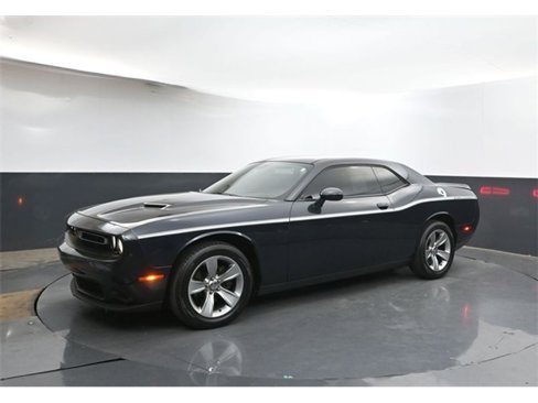 Used 2019 Dodge Challenger SXT image 3