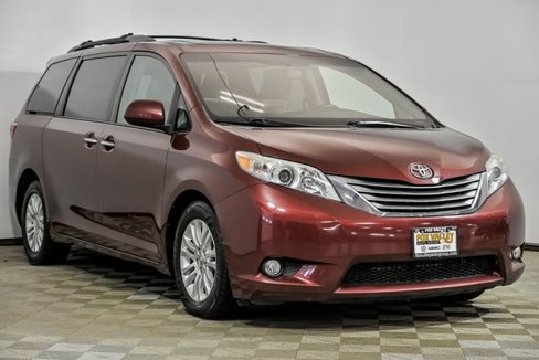 Used 2015 Toyota Sienna XLE image 1