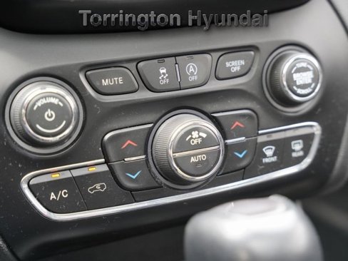 Used 2019 Jeep Cherokee Limited image 24